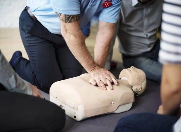 Menschen bei Erste-Hilfe-Schulung — Stockfoto