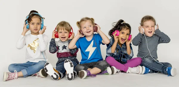 Niños con auriculares —  Fotos de Stock