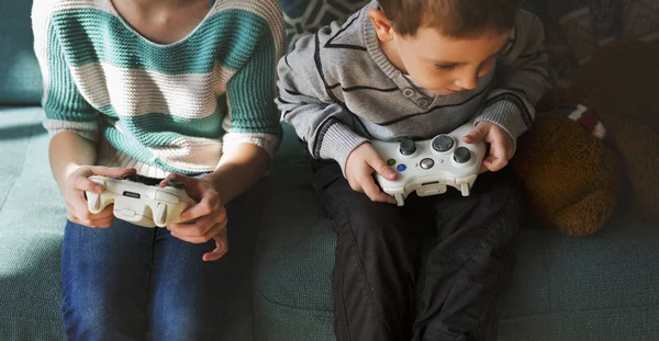 Crianças brincando com joysticks — Fotografia de Stock