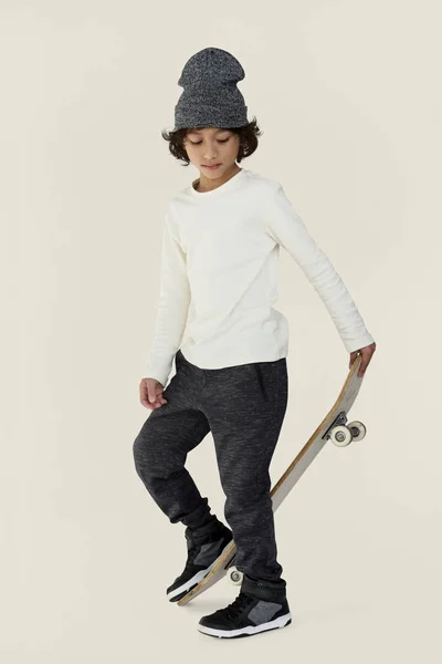 Chłopcem stylowe z deskorolka — Zdjęcie stockowe
