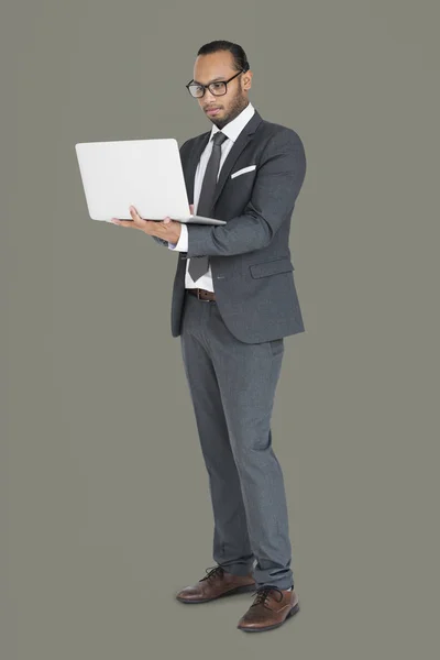 Homme d'affaires indien utilisant un ordinateur portable — Photo