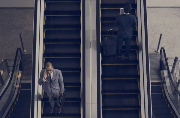 Επιχειρηματίες που στέκεται πάνω σε κινούμενη Σκάλα — Φωτογραφία Αρχείου