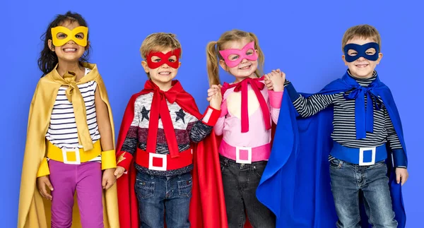 スーパー ヒーローの衣装の子どもたち — ストック写真