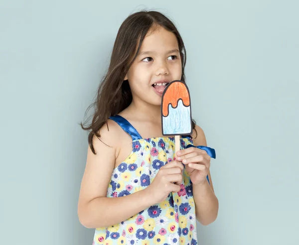 Menina comendo papelaria Icecream — Fotografia de Stock
