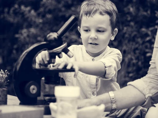 Kid experimentera med Mikroskop — Stockfoto