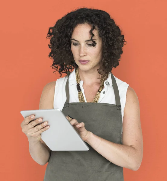 Vrouw met krullend haar met behulp van Tablet PC — Stockfoto