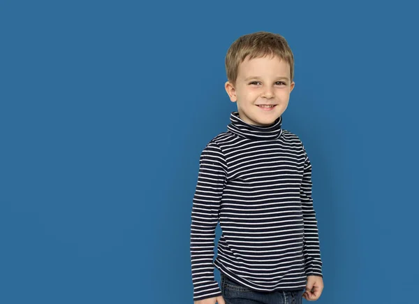 Kleine schattige jongen in de studio — Stockfoto