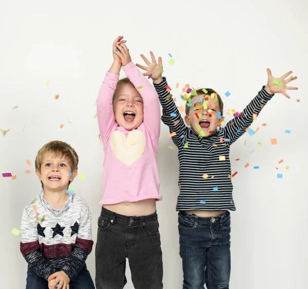 Crianças brincando em confetes — Fotografia de Stock