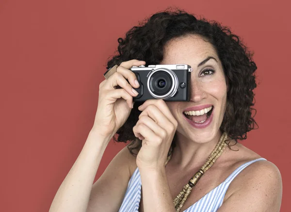 Donna che tiene la fotocamera — Foto Stock