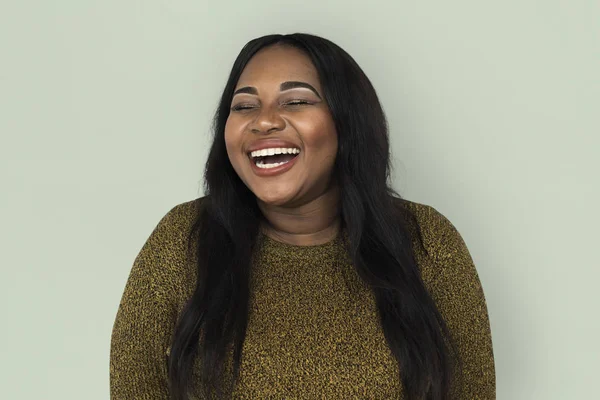 Sonriente joven mujer afroamericana — Foto de Stock