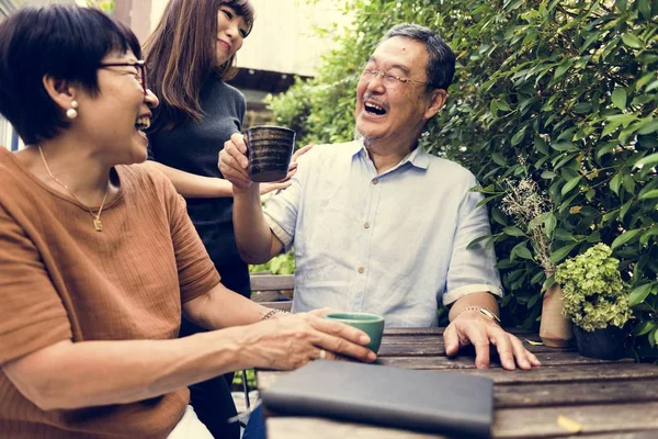 Familia riendo en la terraza de la cafetería — Foto de Stock