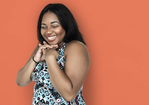 Sonriente joven mujer afroamericana — Foto de Stock