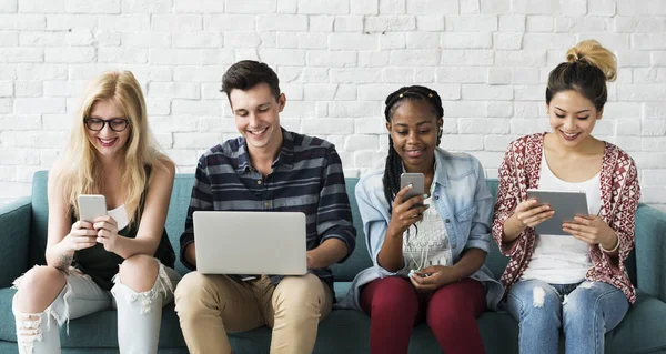 Amigos usando dispositivos digitales — Foto de Stock