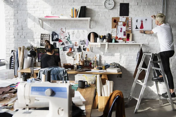 Diseñadores de moda en taller —  Fotos de Stock