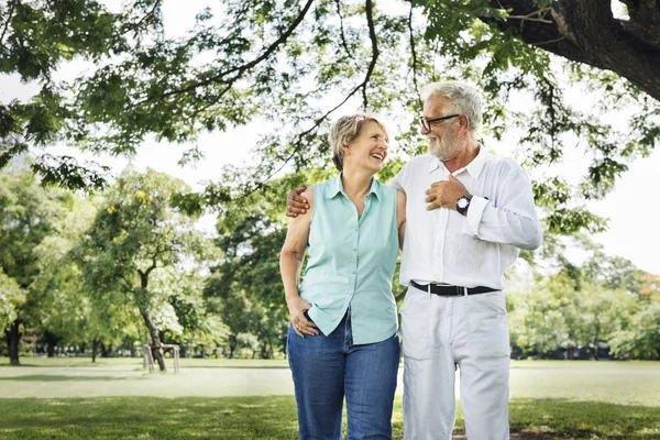 Seniorenpaar im Park — Stockfoto