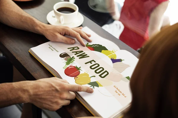 De wijzende vinger van de persoon op boek — Stockfoto