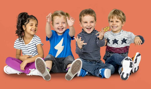 Niños multiétnicos en el estudio — Foto de Stock