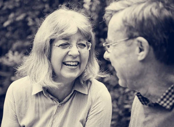 Casal sênior juntos sorrindo — Fotografia de Stock