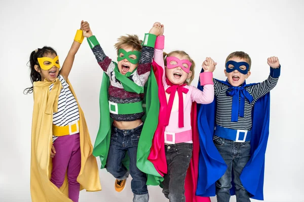 Kinderen in superheld kostuums — Stockfoto