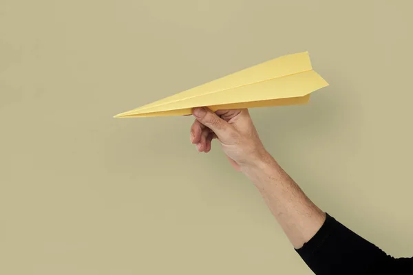 손 들고 Papercraft 비행기 — 스톡 사진