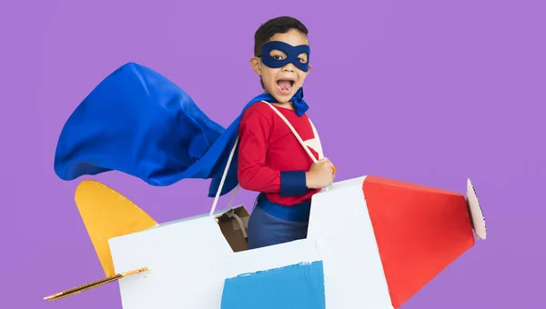 Menino brincando com avião de papel — Fotografia de Stock