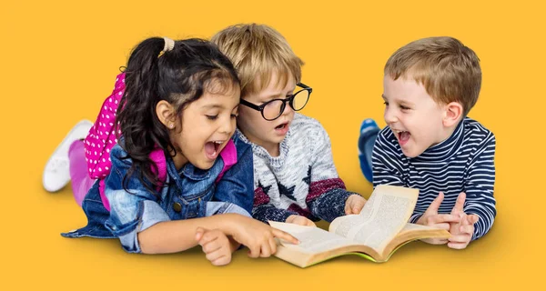 Kinder lesen Buch — Stockfoto