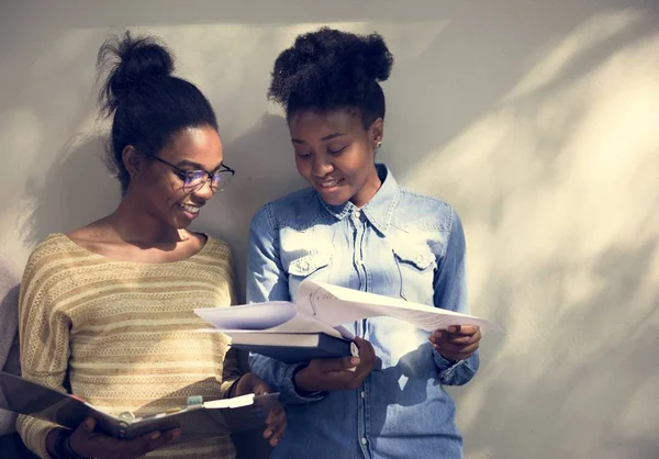 Melhores amigos estudando juntos — Fotografia de Stock