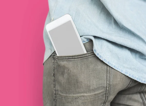Mobilní telefon v kapse kalhot člověka — Stock fotografie