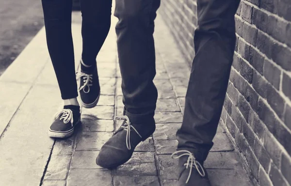 Pareja caminando por la calle —  Fotos de Stock