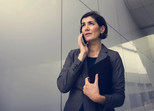 Mujer de negocios hablando en smartphone — Foto de Stock