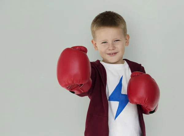 Liten pojke boxning — Stockfoto