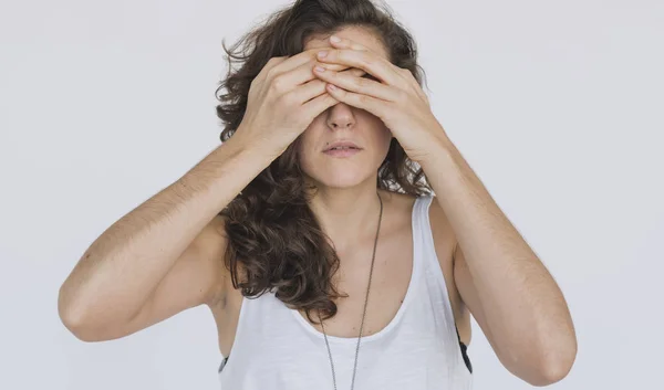 Mulher fechar os olhos com as mãos — Fotografia de Stock