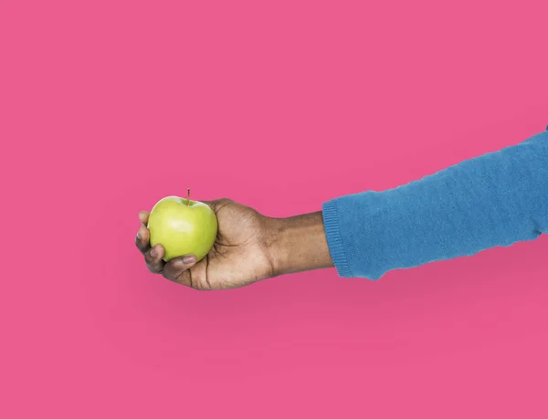 녹색 사과를 들고 있는 손 — 스톡 사진