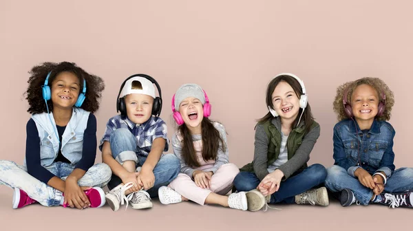 Bambini che ascoltano musica in cuffia — Foto Stock