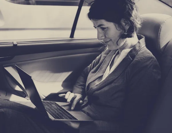 Empresaria usando laptop — Foto de Stock