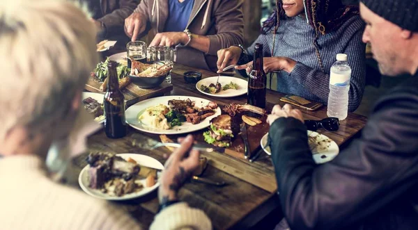 Pessoas da diversidade Comemorando com cerveja — Fotografia de Stock