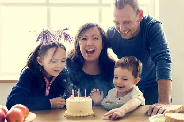 Familia celebrando cumpleaños —  Fotos de Stock