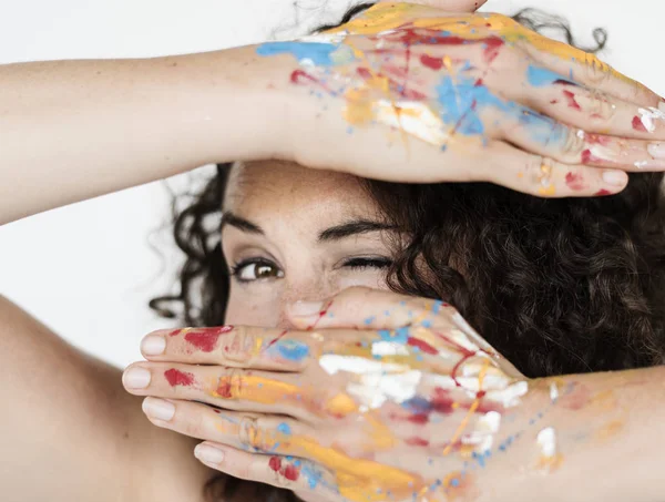 Γυναίκα καλλιτέχνης με το χρώμα στα χέρια — Φωτογραφία Αρχείου