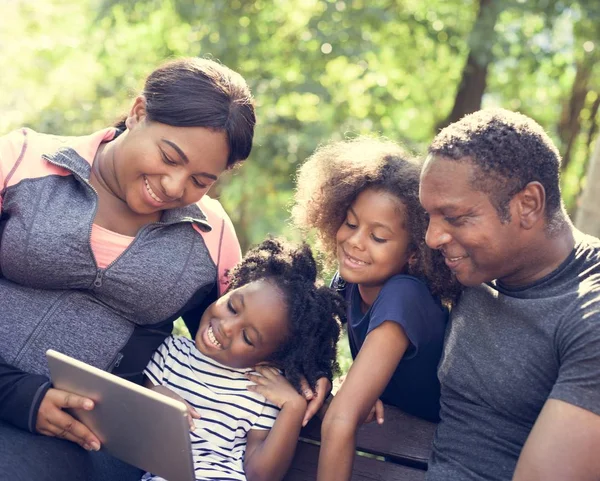 Famille utilisant la tablette — Photo