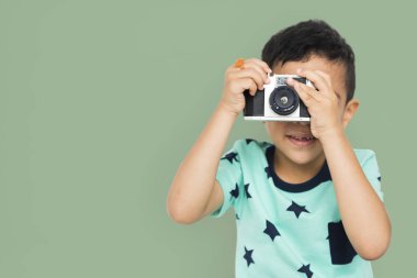 stüdyoda poz çocuk