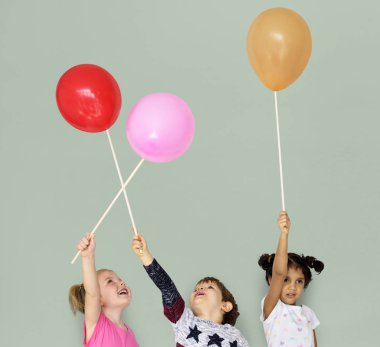 Çocuklar balonlarla oynuyor