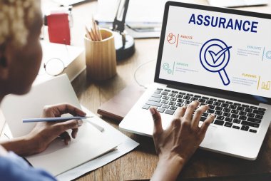 Dizüstü bilgisayarda çalışan kadın