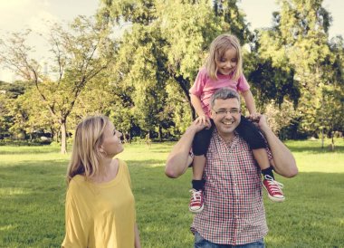 Aile birlikte vakit geçiriyor.