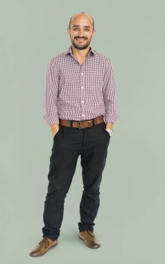 Stüdyoda poz veren adam