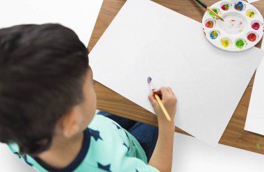 küçük çocuk Studio poz