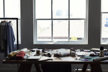 Moda Tasarımcısı çalışma alanı. 