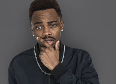 Afrika adam elini çene içinde tutarak