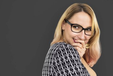 Kadın stüdyoda neşeli 