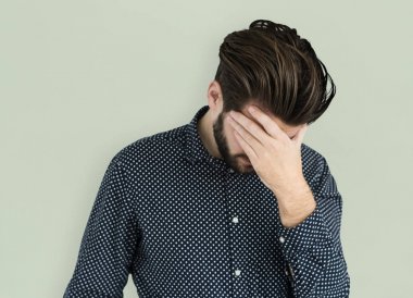 Adamın başı ağrıyor.