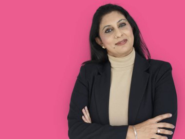 Kadın stüdyoda neşeli 